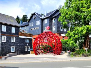 Christbaumkugel: Skulptur auf Platz in Lauscha