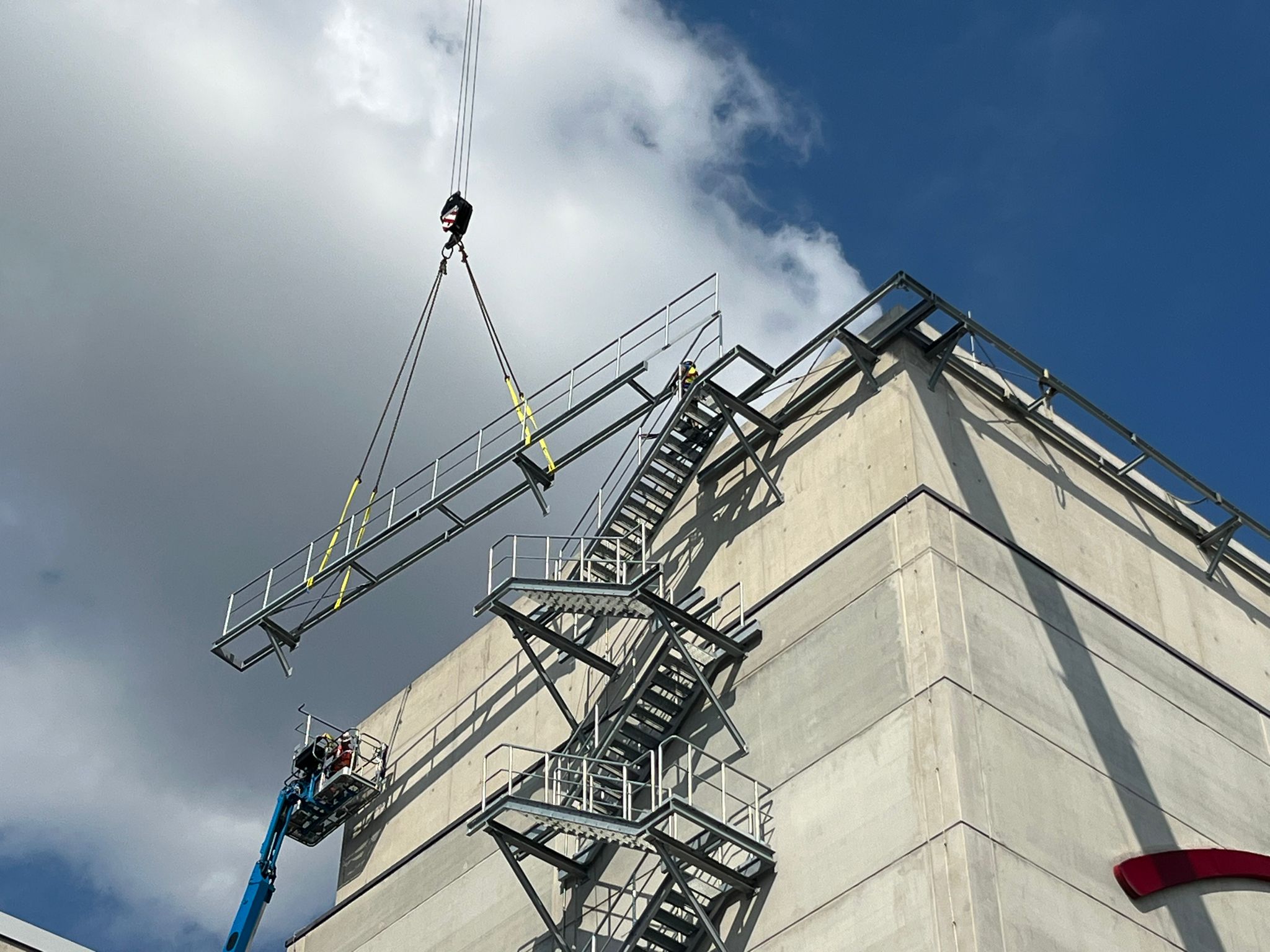 Wartungsgang und Zugangstreppe aus Stahl von unten