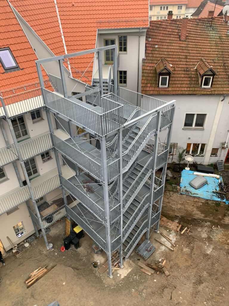 Treppe außen am Gebäude aus der Vogelperspektive